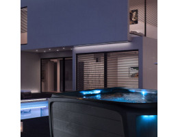 Spa 4 places Neptune qui s'illumine la nuit