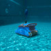 Robot Dolphin M250 nettoyant le fond de la piscine