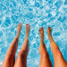 Les pieds dans une eau bleu azur