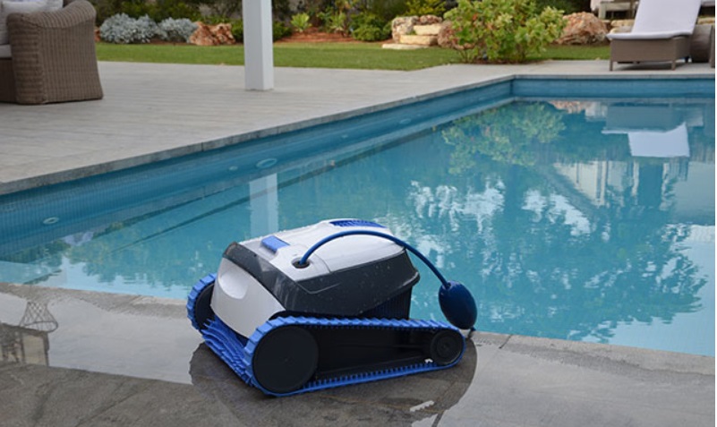 Robot piscine Dolphin S100 apr&egrave;s son cycle de nettoyage