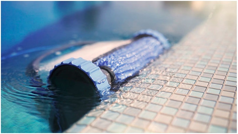 Dolphin S200 nettoie jusqu'&agrave; la ligne d'eau de la piscine