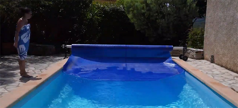 Enroulement/d&eacute;roulement facile de votre b&acirc;che &agrave; bulles avec l'enrouleur automatique BWT