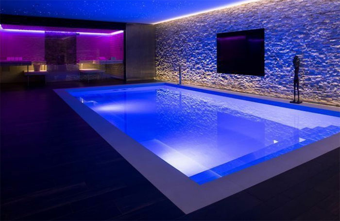 Mini projecteurs blancs dans une piscine