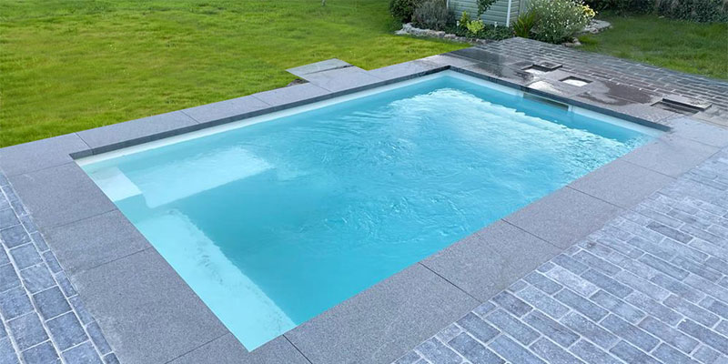 Bella by Belora : Piscine coque avec skimmer miroir