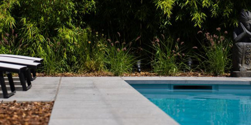 Piscine coque 11 x 4,20 m avec skimmers miroir