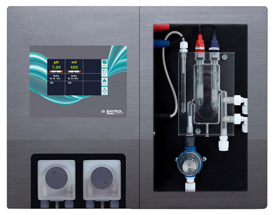 Bayrol Pool Relax avec vue int&eacute;rieure sur les pompes p&eacute;ristaltiques et la chambre d'analyse / injection