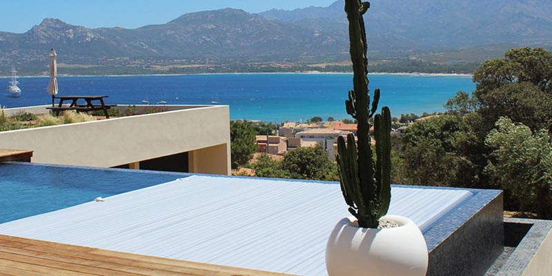 Comment r&eacute;duire la d&eacute;perdition de chaleur de ma piscine ?