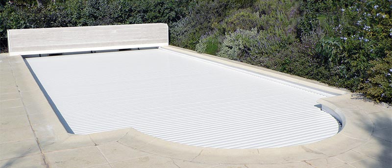 Volet roulant hors sol avec banc